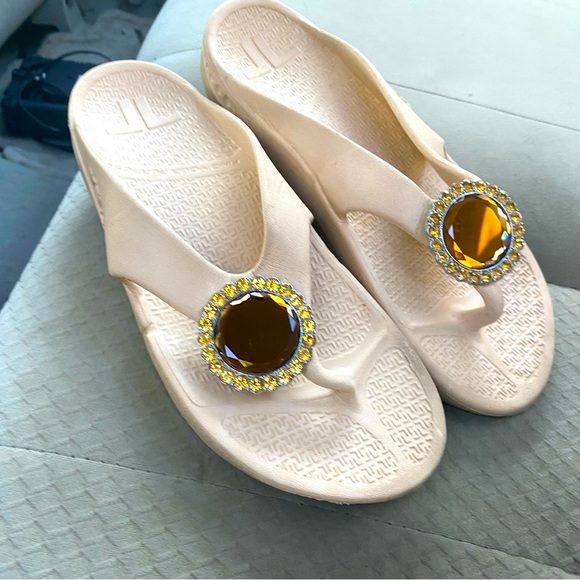 Telic Find Your Purpose Tan Rubber with Stone Sandals Size Medium - Picture 14 of 16